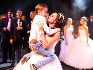 A Dunaferr iskola szalagavatója a sportcsarnokban  - fotó: Sándor Judit