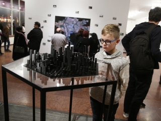 A Fiatalok Fotóművészeti Stúdiójának kiállítása Dunaújvárosról - fotó: Sándor Judit