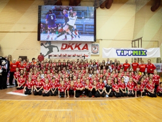 Mezátadó a sportcsarnokban - fotó: Ónodi Zoltán