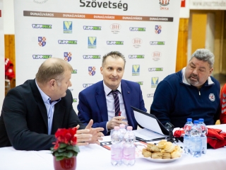 Mezátadó a sportcsarnokban - fotó: Ónodi Zoltán