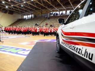 Mezátadó a sportcsarnokban - fotó: Ónodi Zoltán