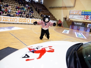 Mezátadó a sportcsarnokban - fotó: Ónodi Zoltán