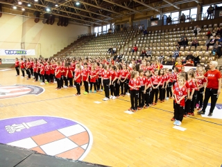 Mezátadó a sportcsarnokban - fotó: Ónodi Zoltán