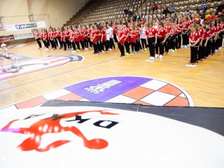 Mezátadó a sportcsarnokban - fotó: Ónodi Zoltán