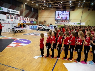 Mezátadó a sportcsarnokban - fotó: Ónodi Zoltán