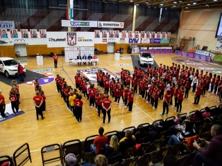 Mezátadó a sportcsarnokban - fotó: Ónodi Zoltán