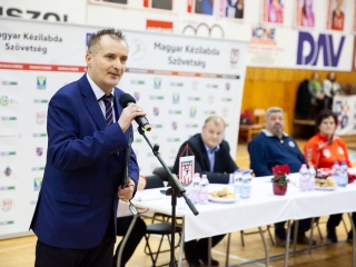 Mezátadó a sportcsarnokban - fotó: Ónodi Zoltán