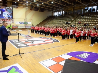 Mezátadó a sportcsarnokban - fotó: Ónodi Zoltán