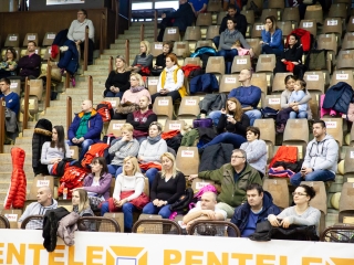 Mezátadó a sportcsarnokban - fotó: Ónodi Zoltán