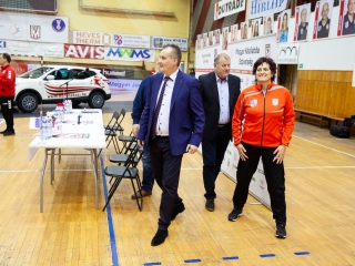 Mezátadó a sportcsarnokban - fotó: Ónodi Zoltán