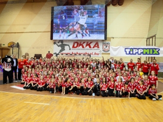 Mezátadó a sportcsarnokban - fotó: Ónodi Zoltán