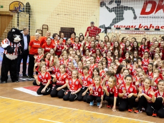 Mezátadó a sportcsarnokban - fotó: Ónodi Zoltán