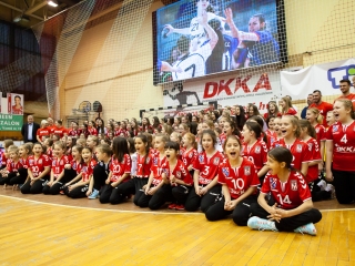 Mezátadó a sportcsarnokban - fotó: Ónodi Zoltán