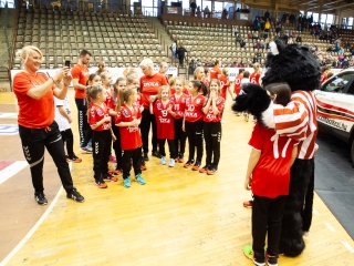 Mezátadó a sportcsarnokban - fotó: Ónodi Zoltán