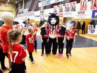 Mezátadó a sportcsarnokban - fotó: Ónodi Zoltán