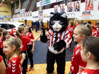 Mezátadó a sportcsarnokban - fotó: Ónodi Zoltán