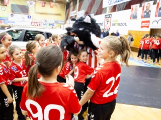 Mezátadó a sportcsarnokban - fotó: Ónodi Zoltán