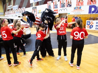 Mezátadó a sportcsarnokban - fotó: Ónodi Zoltán