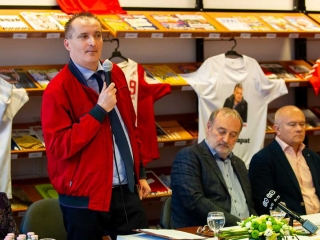 Könyvbemutató a könyvtárban - fotó: Ónodi Zoltán