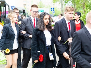 A Lorántffy iskola diákjainak ballagása a főtéren - fotó: Ónodi Zoltán