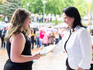 A Lorántffy iskola diákjainak ballagása a főtéren - fotó: Ónodi Zoltán