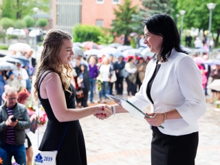 A Lorántffy iskola diákjainak ballagása a főtéren - fotó: Ónodi Zoltán