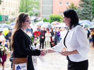 A Lorántffy iskola diákjainak ballagása a főtéren - fotó: Ónodi Zoltán