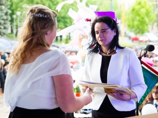 A Lorántffy iskola diákjainak ballagása a főtéren - fotó: Ónodi Zoltán