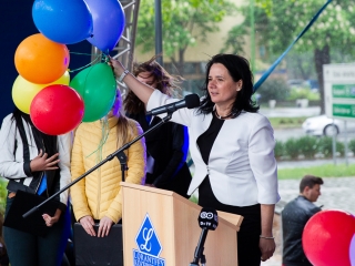 A Lorántffy iskola diákjainak ballagása a főtéren - fotó: Ónodi Zoltán