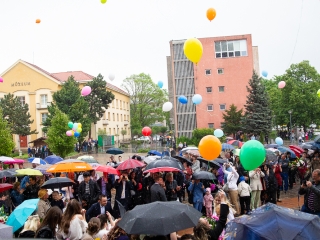 A Lorántffy iskola diákjainak ballagása a főtéren - fotó: Ónodi Zoltán