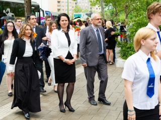 A Lorántffy iskola diákjainak ballagása a főtéren - fotó: Ónodi Zoltán