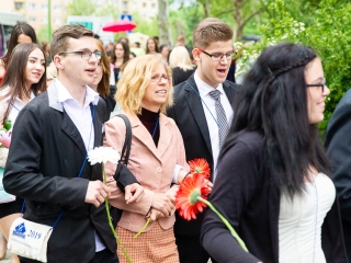 A Lorántffy iskola diákjainak ballagása a főtéren - fotó: Ónodi Zoltán