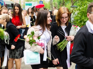 A Lorántffy iskola diákjainak ballagása a főtéren - fotó: Ónodi Zoltán