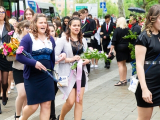 A Lorántffy iskola diákjainak ballagása a főtéren - fotó: Ónodi Zoltán
