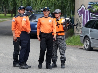Speciális bevetésen a keresőkutyák  - fotó: Sándor Judit