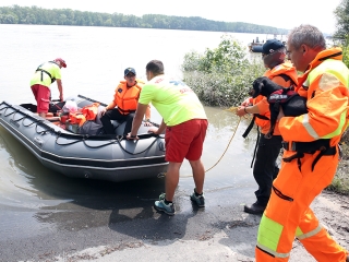 Speciális bevetésen a keresőkutyák  - fotó: Sándor Judit
