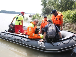 Speciális bevetésen a keresőkutyák  - fotó: Sándor Judit