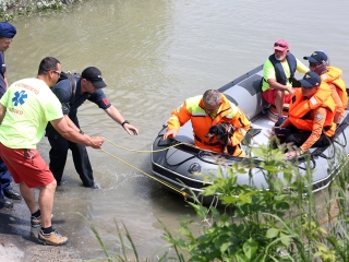 Speciális bevetésen a keresőkutyák  - fotó: Sándor Judit
