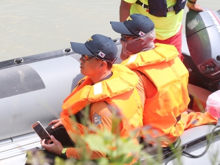 Speciális bevetésen a keresőkutyák  - fotó: Sándor Judit