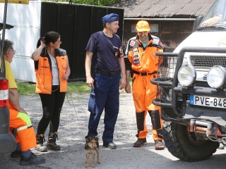 Speciális bevetésen a keresőkutyák  - fotó: Sándor Judit