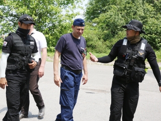 Speciális bevetésen a keresőkutyák  - fotó: Sándor Judit