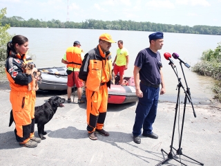 Speciális bevetésen a keresőkutyák  - fotó: Sándor Judit