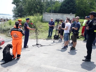 Speciális bevetésen a keresőkutyák  - fotó: Sándor Judit