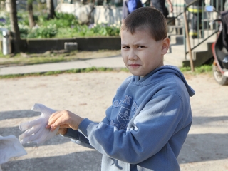 Szemétszedés a Duna-parton - fotó: Sándor Judit