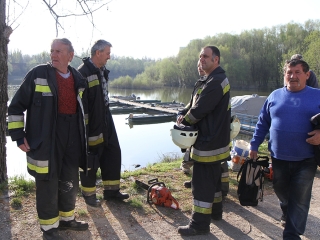 Szemétszedés a Duna-parton - fotó: Sándor Judit