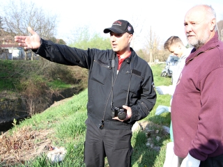 Szemétszedés a Duna-parton - fotó: Sándor Judit