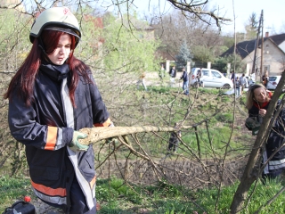 Szemétszedés a Duna-parton - fotó: Sándor Judit