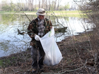 Szemétszedés a Duna-parton - fotó: Sándor Judit