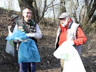 Szemétszedés a Duna-parton - fotó: Sándor Judit