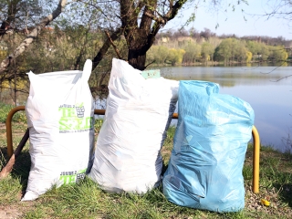 Szemétszedés a Duna-parton - fotó: Sándor Judit